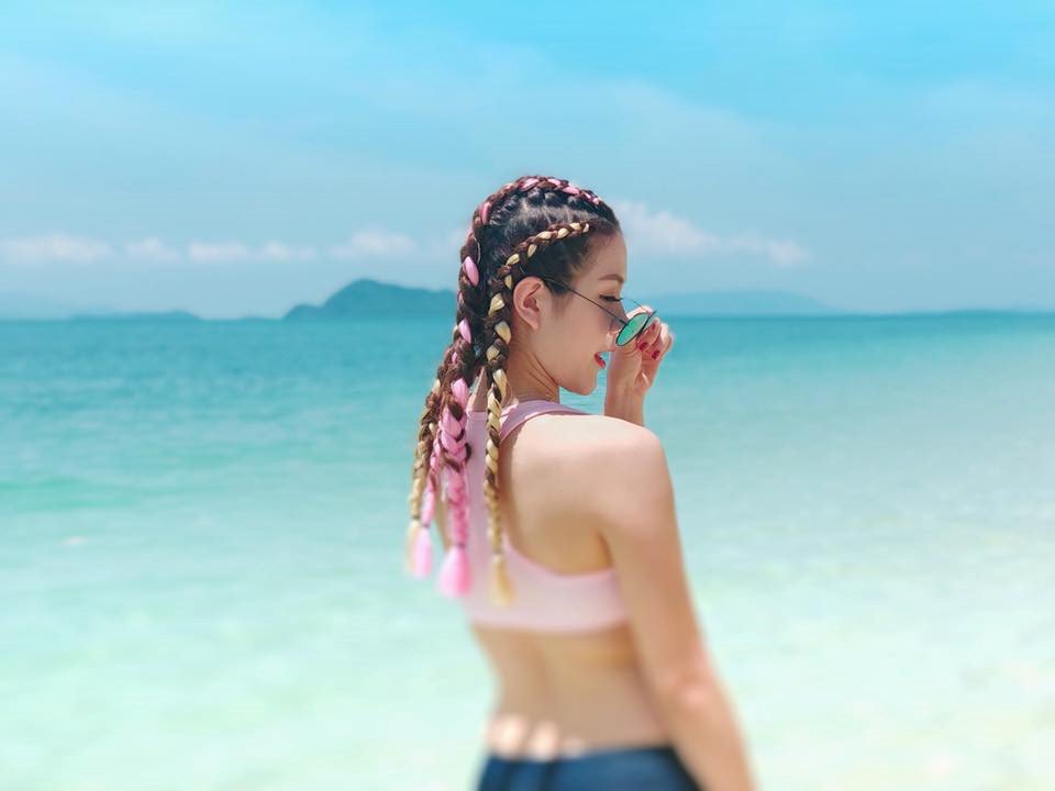 Hoa khôi mặc bikini dẫn World Cup: 'Rất buồn khi đọc bình luận'