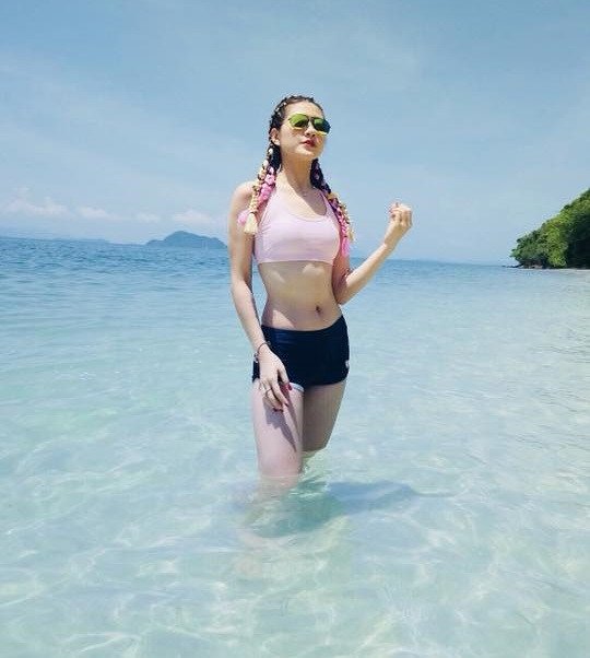 Hoa khôi mặc bikini dẫn World Cup: 'Rất buồn khi đọc bình luận'
