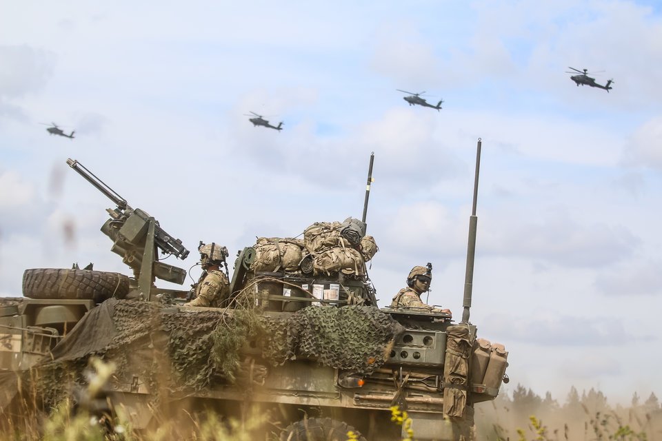 anh-nato-dem-vu-khi-tap-tran-ram-ro-sat-bien-gioi-nga