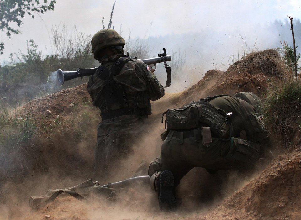 anh-nato-dem-vu-khi-tap-tran-ram-ro-sat-bien-gioi-nga