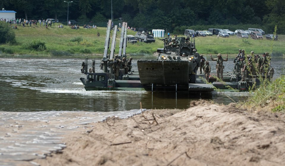 anh-nato-dem-vu-khi-tap-tran-ram-ro-sat-bien-gioi-nga
