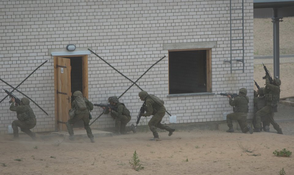 anh-nato-dem-vu-khi-tap-tran-ram-ro-sat-bien-gioi-nga