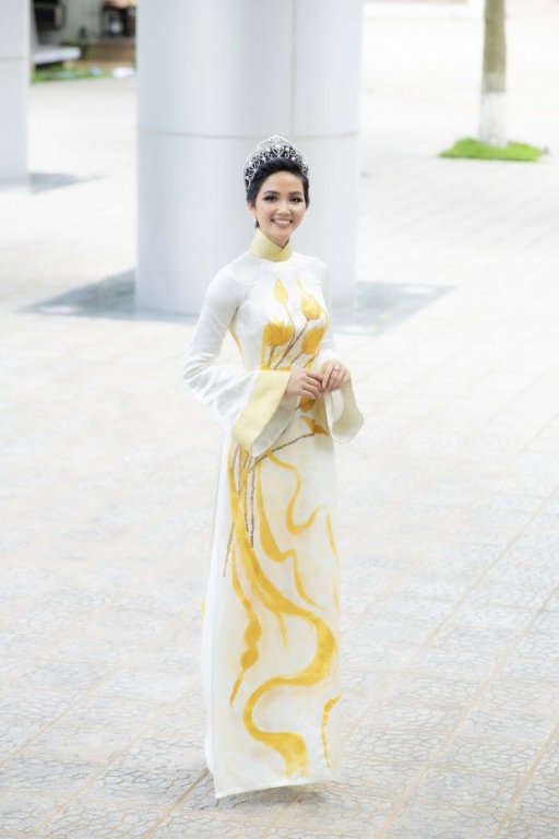 hhen-nie-doi-vuong-mien-khoe-ve-dep-diu-dang-trong-ta-ao-dai-hoa-sen-vang