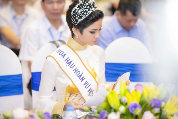 hhen-nie-doi-vuong-mien-khoe-ve-dep-diu-dang-trong-ta-ao-dai-hoa-sen-vang