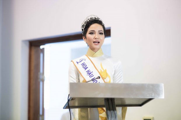 hhen-nie-doi-vuong-mien-khoe-ve-dep-diu-dang-trong-ta-ao-dai-hoa-sen-vang