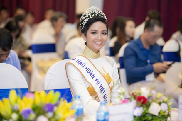 hhen-nie-doi-vuong-mien-khoe-ve-dep-diu-dang-trong-ta-ao-dai-hoa-sen-vang