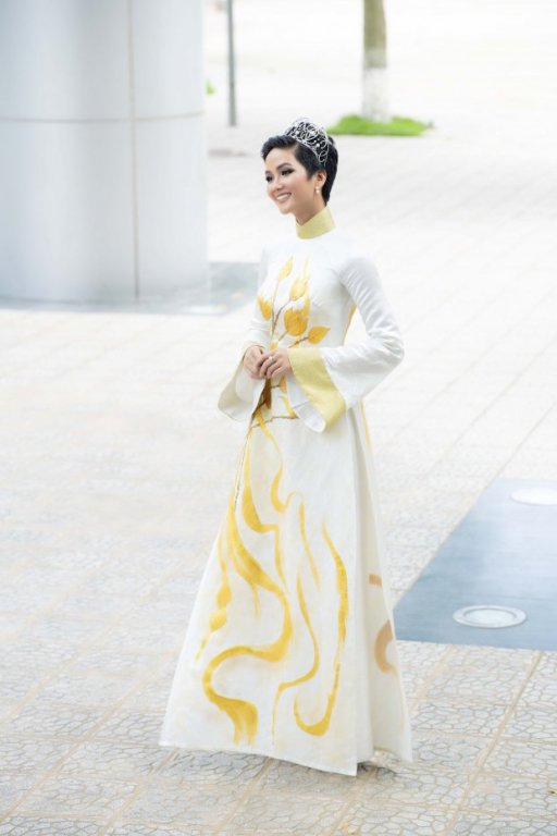 hhen-nie-doi-vuong-mien-khoe-ve-dep-diu-dang-trong-ta-ao-dai-hoa-sen-vang