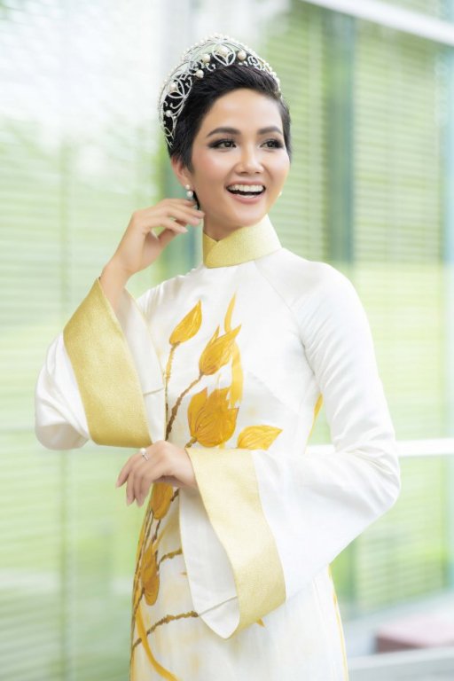 hhen-nie-doi-vuong-mien-khoe-ve-dep-diu-dang-trong-ta-ao-dai-hoa-sen-vang