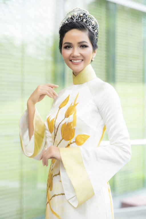 hhen-nie-doi-vuong-mien-khoe-ve-dep-diu-dang-trong-ta-ao-dai-hoa-sen-vang
