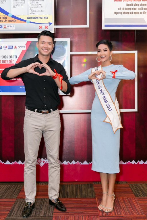 khong-con-bong-dang-hot-girl-nam-than-binh-luan-world-cup-2018-tren-song-vtv-la-ai