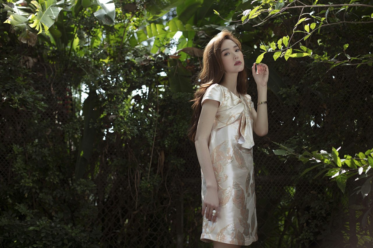 minh-hang-tung-bo-anh-don-sinh-nhat-nhung-chiec-cam-moi-la-chi-tiet-khien-dan-mang-ban-tan