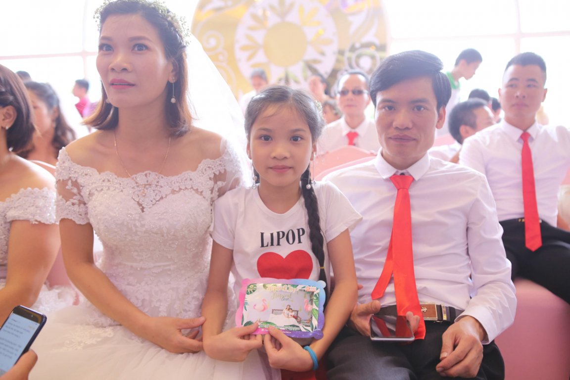 41-cap-doi-khuyet-tat-hanh-phuc-trong-ngay-cuoi-tap-the