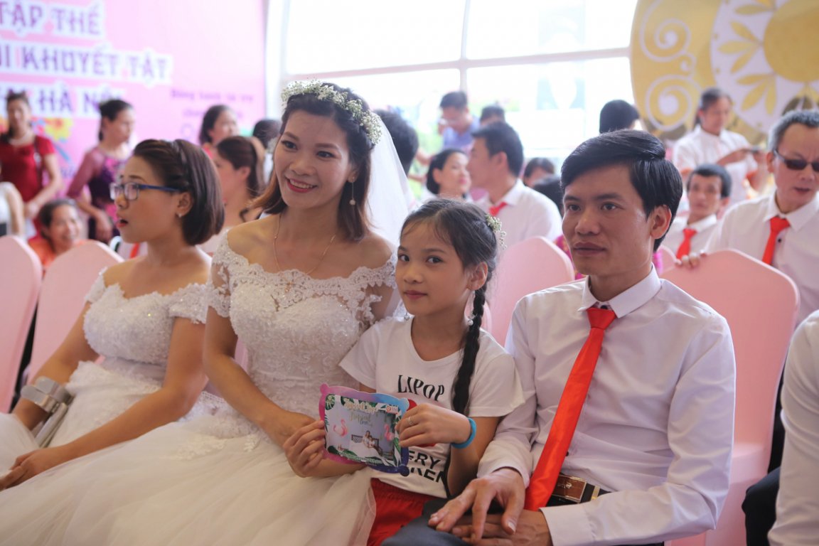 41-cap-doi-khuyet-tat-hanh-phuc-trong-ngay-cuoi-tap-the