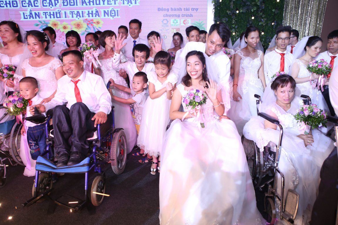 41-cap-doi-khuyet-tat-hanh-phuc-trong-ngay-cuoi-tap-the