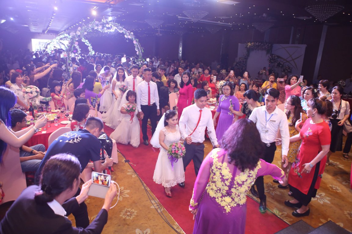 41-cap-doi-khuyet-tat-hanh-phuc-trong-ngay-cuoi-tap-the