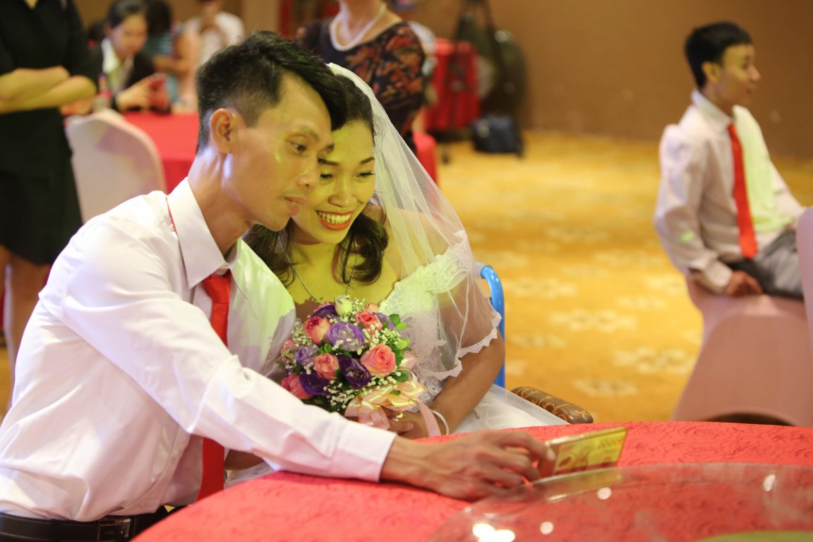 41-cap-doi-khuyet-tat-hanh-phuc-trong-ngay-cuoi-tap-the