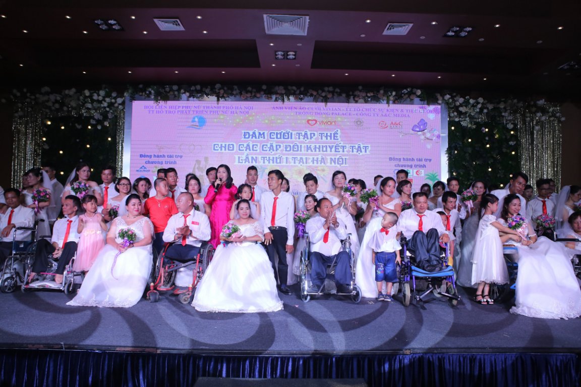 41-cap-doi-khuyet-tat-hanh-phuc-trong-ngay-cuoi-tap-the