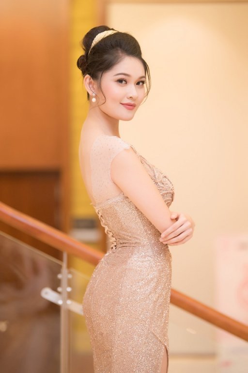 do-my-linh-thanh-tu-thuy-dung-do-ve-goi-cam-tai-chung-khao-phia-nam-hoa-hau-viet-nam-2018