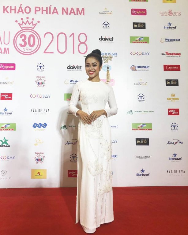 hoang-hong-ngoc-tu-tin-hat-ca-khuc-tu-sang-tac-trong-dem-chung-khao-phia-nam-hoa-hau-viet-nam-2018