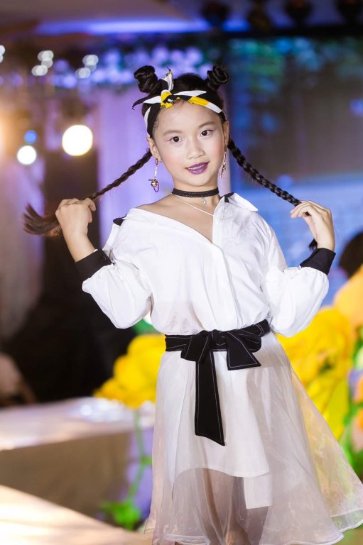 nguyet-thao-mai-bat-ngo-tro-thanh-nguoi-mau-cho-bo-suu-tap-ao-dai-cua-hoa-hau-ngoc-han