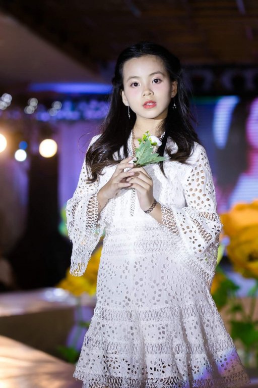 nguyet-thao-mai-bat-ngo-tro-thanh-nguoi-mau-cho-bo-suu-tap-ao-dai-cua-hoa-hau-ngoc-han