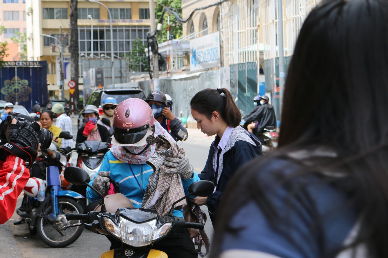 bat-chap-nang-nong-nhieu-phu-huynh-vi-lo-lang-van-dung-doi-con