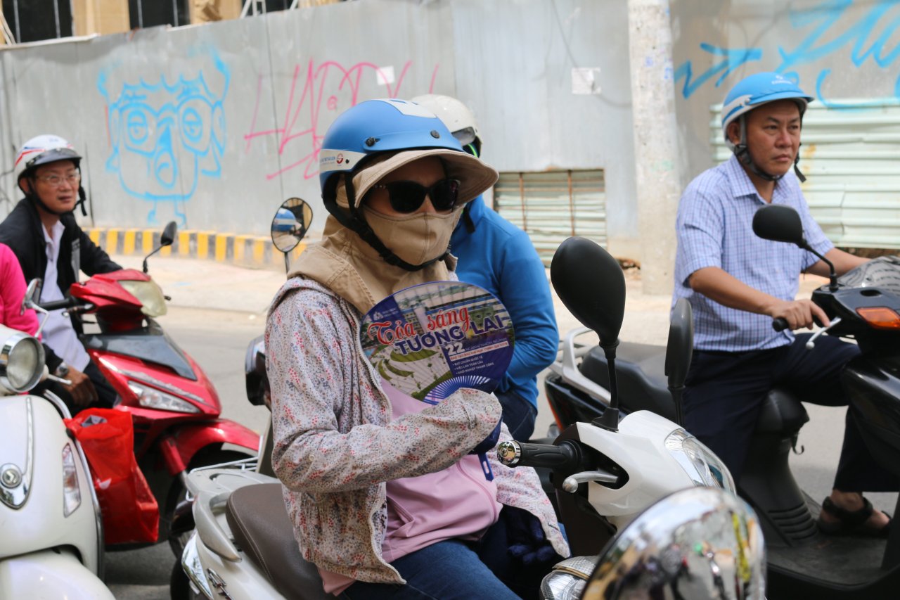 bat-chap-nang-nong-nhieu-phu-huynh-vi-lo-lang-van-dung-doi-con