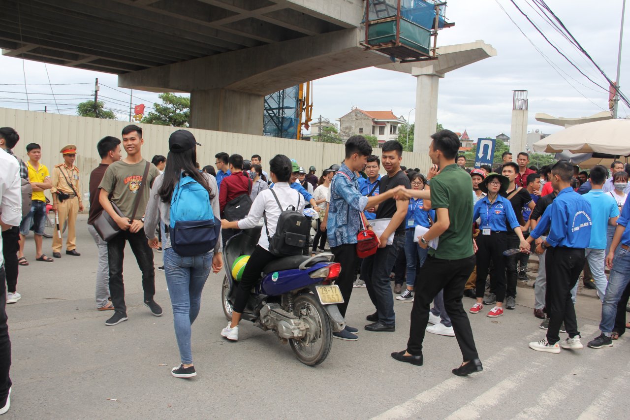 ket-thuc-buoi-thi-dau-tien-ky-thi-thpt-2018-si-tu-dau-tran-vit-ga-ra-khoi-cong-truong