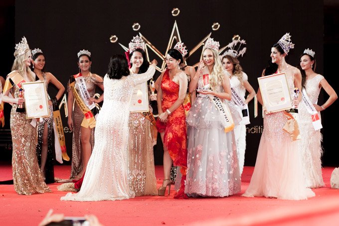 lan-dau-tien-dai-dien-viet-nam-du-thi-duong-thuy-linh-bat-ngo-dang-quang-hoa-hau-phu-nu-toan-the-gioi-2018