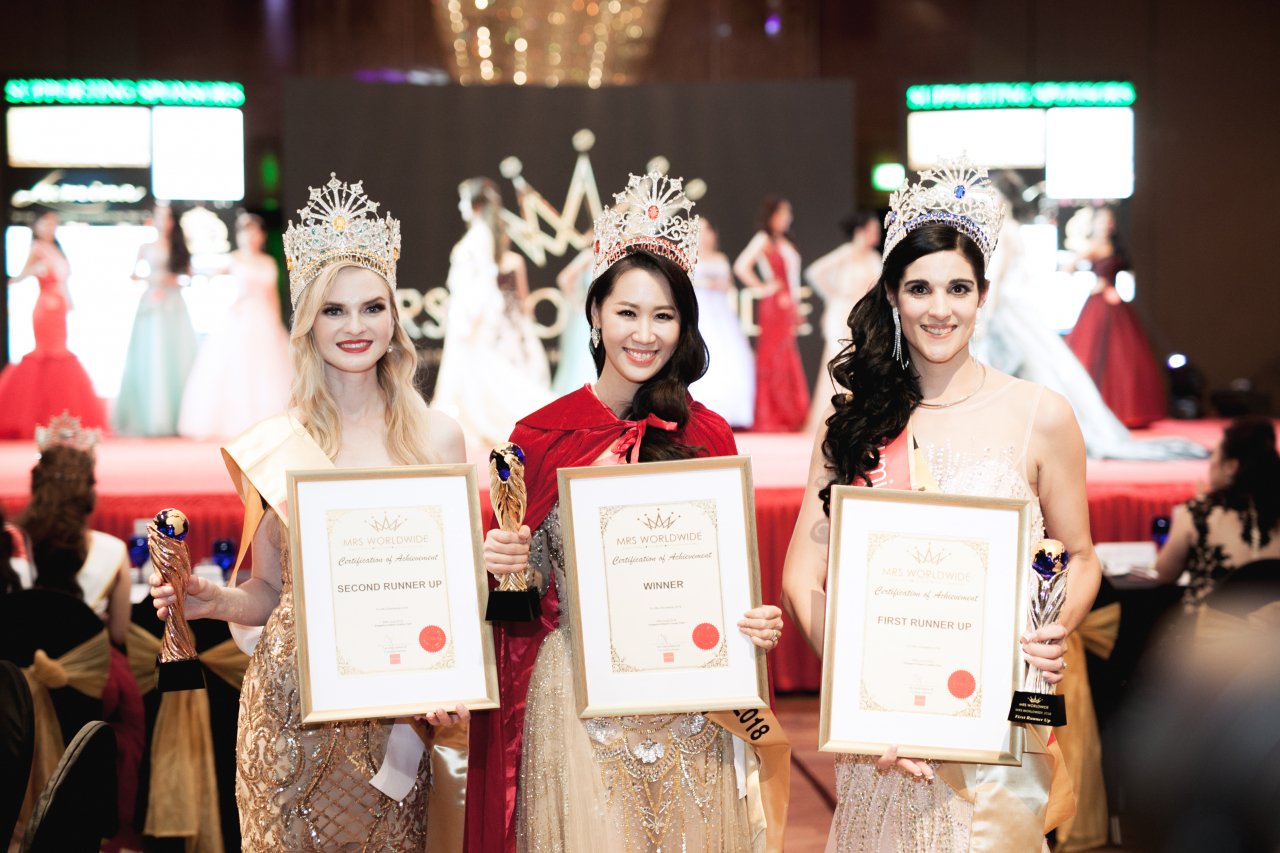 lan-dau-tien-dai-dien-viet-nam-du-thi-duong-thuy-linh-bat-ngo-dang-quang-hoa-hau-phu-nu-toan-the-gioi-2018