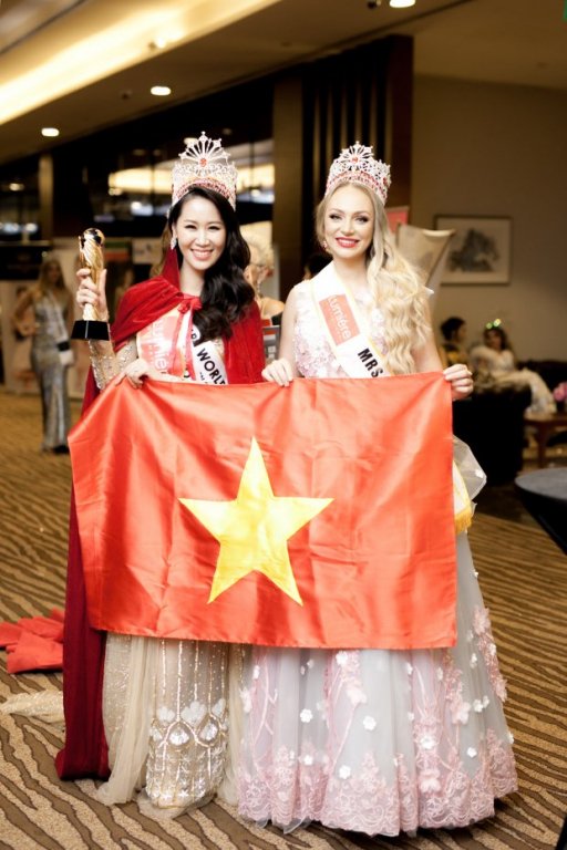 lan-dau-tien-dai-dien-viet-nam-du-thi-duong-thuy-linh-bat-ngo-dang-quang-hoa-hau-phu-nu-toan-the-gioi-2018