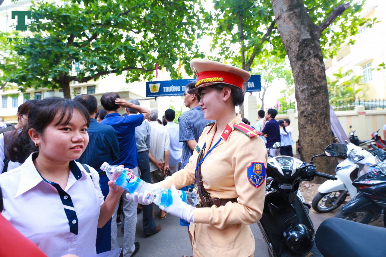 luc-luong-csgt-ha-noi-xuong-duong-tiep-lua-cho-cac-thi-sinh-thi-thpt-quoc-gia