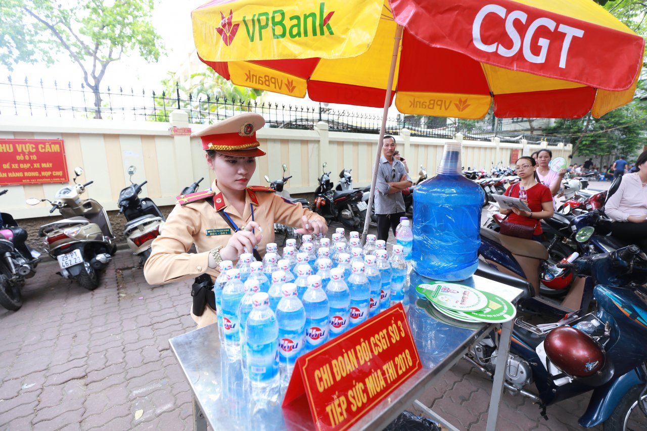 luc-luong-csgt-ha-noi-xuong-duong-tiep-lua-cho-cac-thi-sinh-thi-thpt-quoc-gia