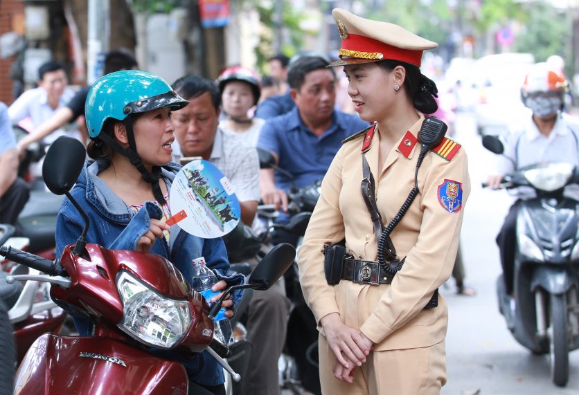luc-luong-csgt-ha-noi-xuong-duong-tiep-lua-cho-cac-thi-sinh-thi-thpt-quoc-gia