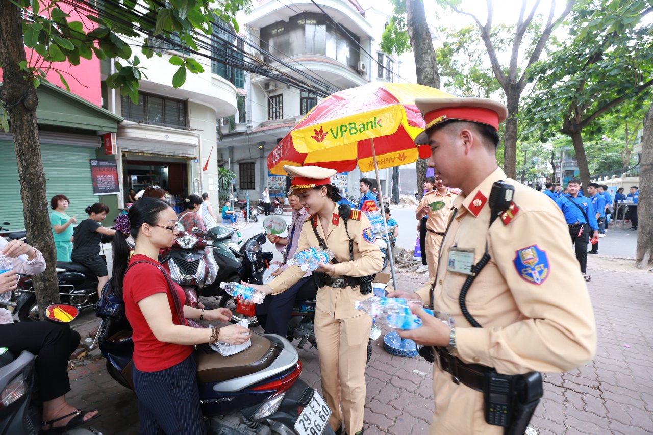 luc-luong-csgt-ha-noi-xuong-duong-tiep-lua-cho-cac-thi-sinh-thi-thpt-quoc-gia