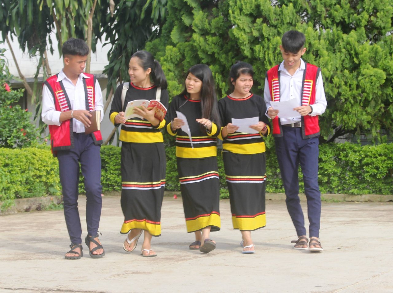 nu-sinh-18-tuoi-mo-coi-cha-tu-nho-an-rau-rung-nuoi-uoc-mo-lam-nha-bao