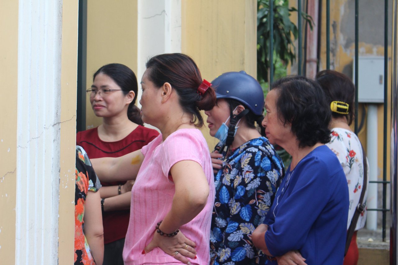 phu-huynh-vat-vo-duoi-nang-nong-cho-con-thi-thpt-quoc-gia-2018
