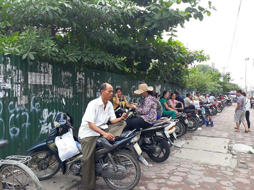 phu-huynh-vat-vo-duoi-nang-nong-cho-con-thi-thpt-quoc-gia-2018
