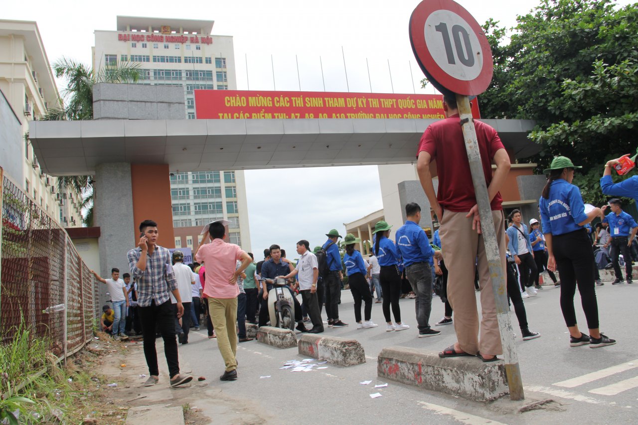 sau-buoi-sang-thi-mon-toan-ky-thi-thpt-quoc-gia-phao-thi-ngap-tran-cong-truong