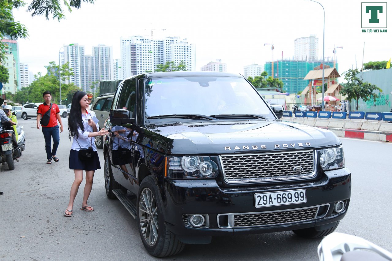 hot-girl-di-xe-sang-than-de-thi-mon-tieng-anh-kho