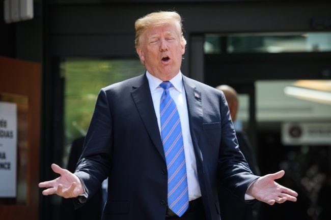 cong-dong-lgbt-bi-anh-huong-boi-lenh-cam-di-lai-cua-tong-thong-trump-nhu-the-nao