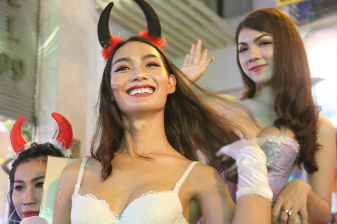 Góc khuất đằng sau những bóng hồng dị biệt - Kỳ 1: Những 'nữ' nghệ sĩ không hoàn hảo