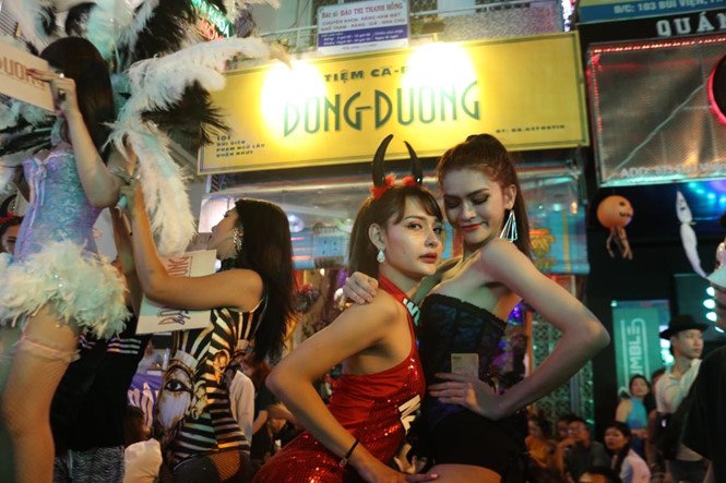 Góc khuất đằng sau những bóng hồng dị biệt - Kỳ 1: Những 'nữ' nghệ sĩ không hoàn hảo