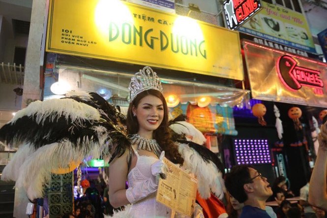 Góc khuất đằng sau những bóng hồng dị biệt - Kỳ 1: Những 'nữ' nghệ sĩ không hoàn hảo