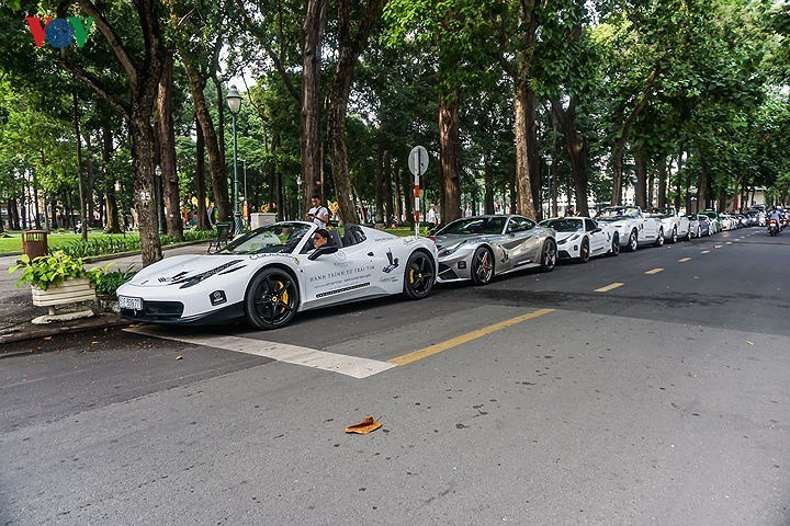Cận cảnh bộ đôi Rolls-Royce của ông chủ cafe Trung Nguyên