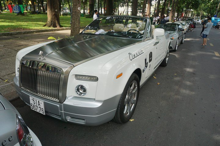 Cận cảnh bộ đôi Rolls-Royce của ông chủ cafe Trung Nguyên
