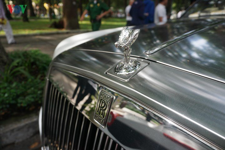 Cận cảnh bộ đôi Rolls-Royce của ông chủ cafe Trung Nguyên