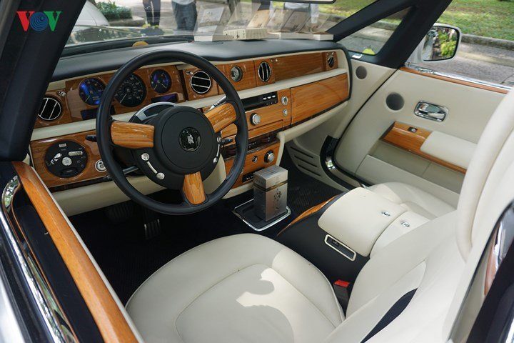 Cận cảnh bộ đôi Rolls-Royce của ông chủ cafe Trung Nguyên