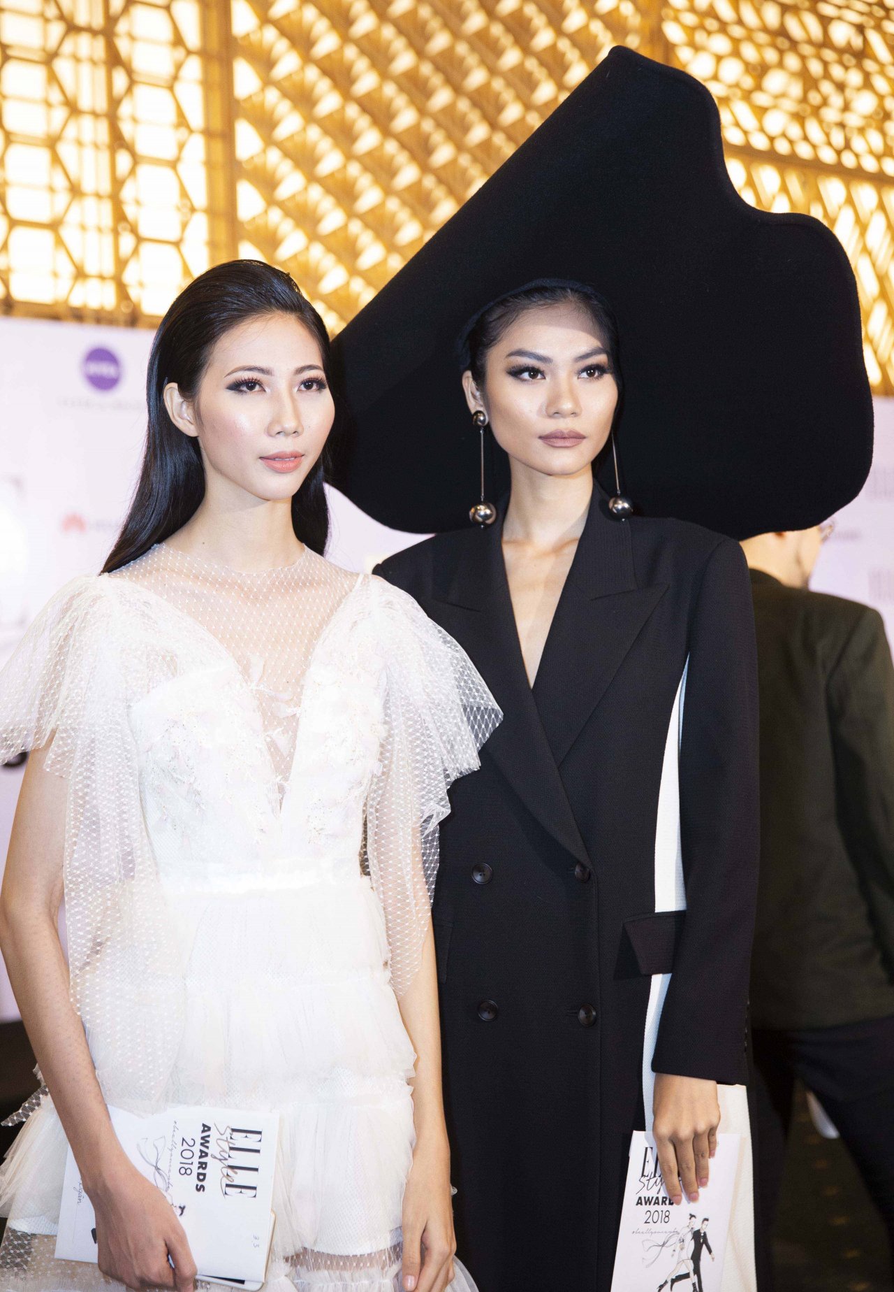 sieu-mau-thanh-hang-hoa-hau-hhen-nie-hoi-ngo-dan-mau-next-top-tren-tham-do-thoi-trang