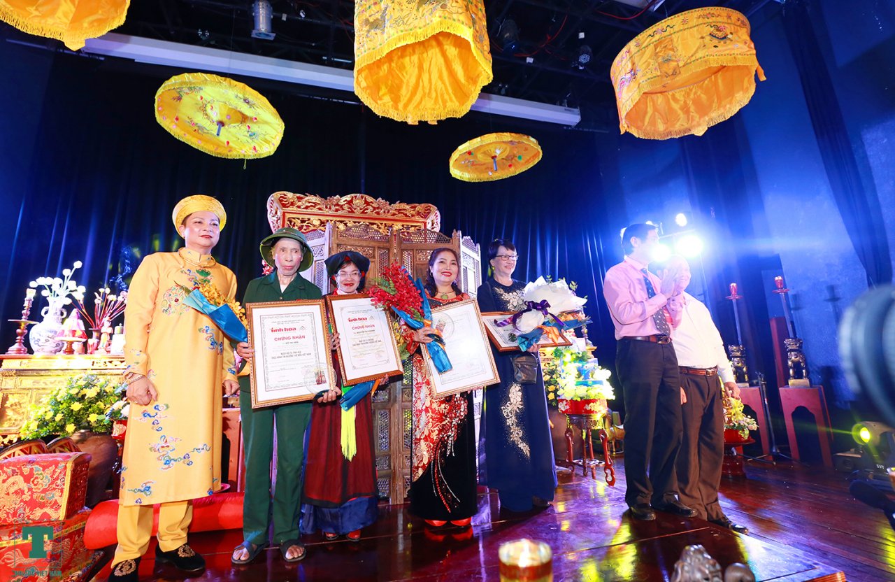 ve-dep-cua-tuc-tho-mau-sau-2-nam-duoc-unesco-cong-nhan-la-di-san-van-hoa-phi-vat-the